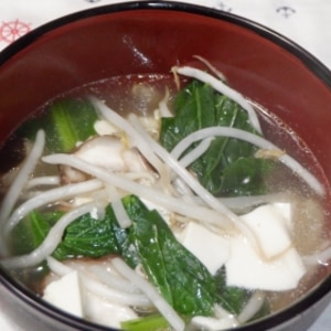 小松菜としいたけともやしと豆腐のスープ